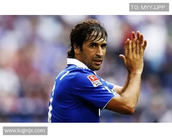 男子足球明星风采展现全球顶级球员精彩瞬间回顾与分析