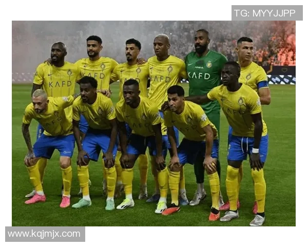 足球明星与裁判亲密合影引发热议球场内外的友谊与争议交织