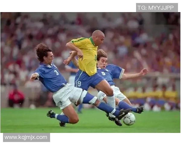 足球明星受伤瞬间的戏剧性表现与赛场背后的真实故事