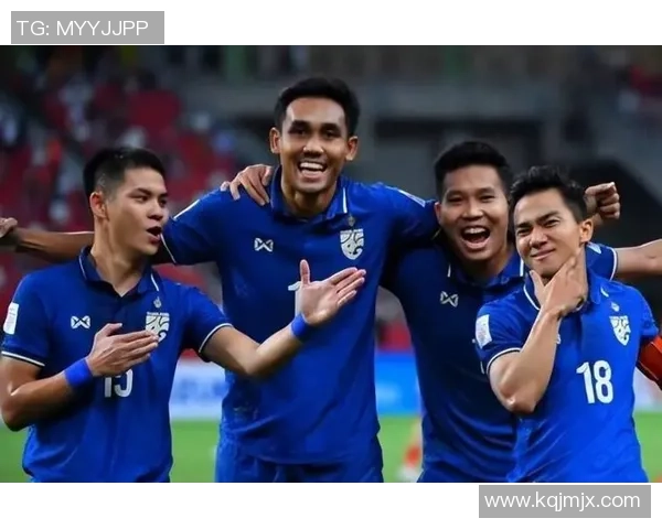 足球明星齐聚综艺节目拍照留念展现多才多艺的另一面